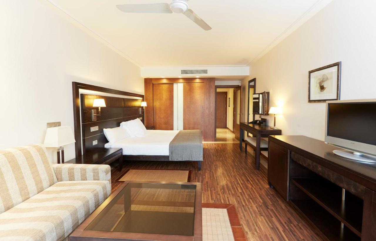 Insotel Fenicia Prestige Suites & Spa ซานตาเอวเลเรียเดสริว ภายนอก รูปภาพ